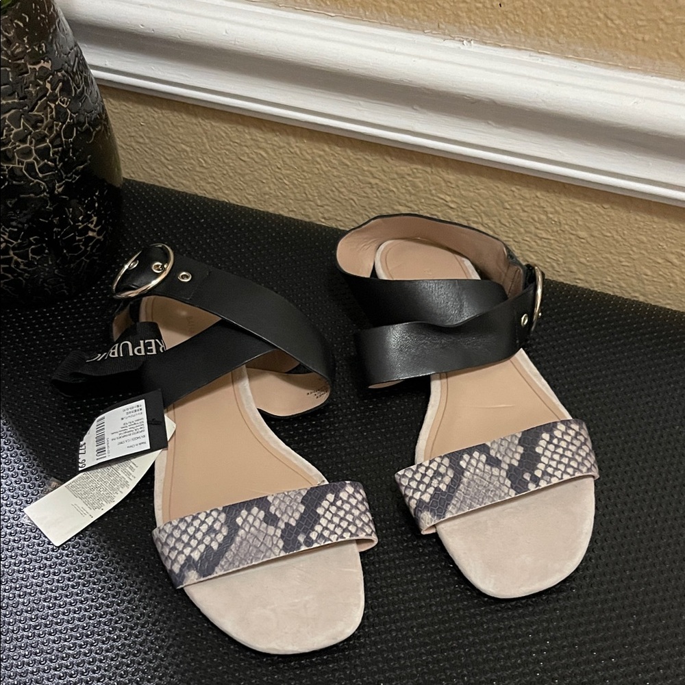 NWT Banana Republic Black and Beige Snake Print Women's Sandals